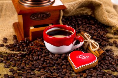 Fincan siyah çay ve kalp şeklinde kurabiye, Sevgililer günü için