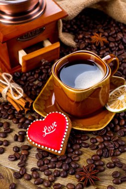 Fincan siyah çay ve kalp şeklinde kurabiye, Sevgililer günü için