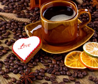 Fincan siyah çay ve kalp şeklinde kurabiye, Sevgililer günü için