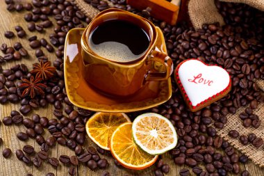 Fincan siyah çay ve kalp şeklinde kurabiye, Sevgililer günü için