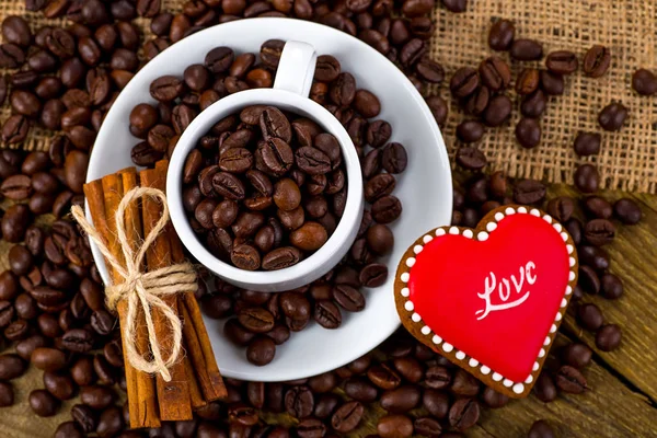 Tasse schwarzer Tee und herzförmige Kekse für den Valentinstag — Stockfoto