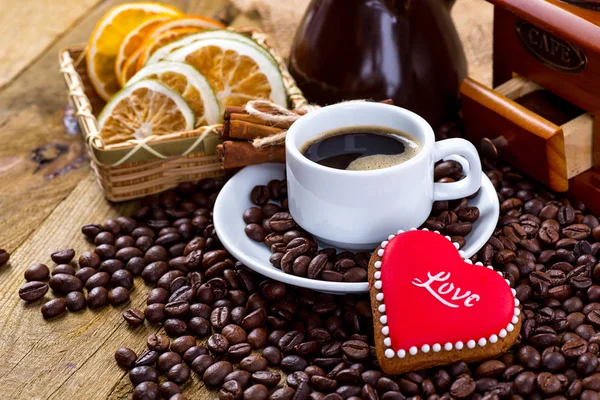 Tazza di tè nero e biscotti a forma di cuore, per San Valentino — Foto Stock