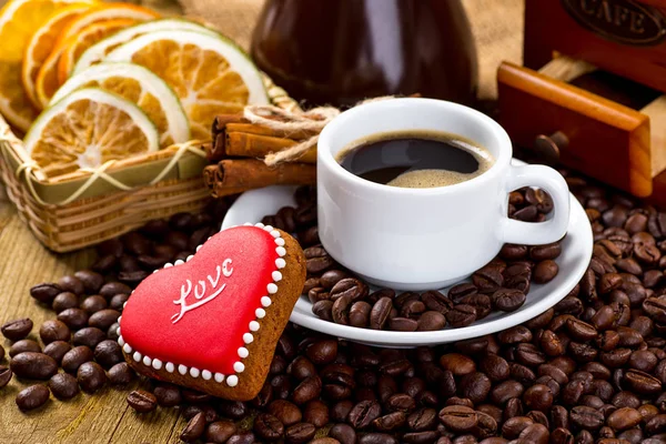 Tasse schwarzer Tee und herzförmige Kekse für den Valentinstag — Stockfoto