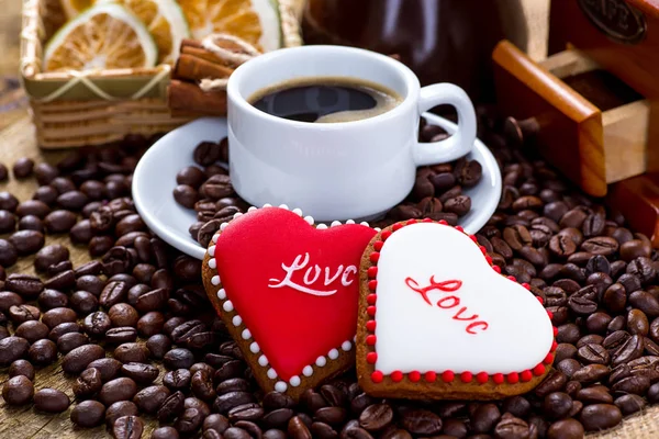 홍차와 심장의 컵 모양의 쿠키, 발렌타인의 날 — 스톡 사진