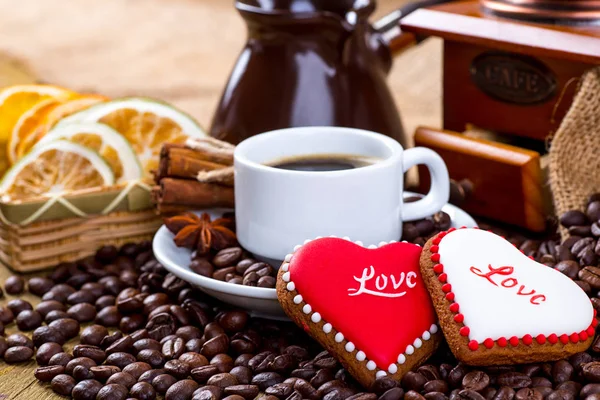 Tasse de thé noir et biscuits en forme de coeur, pour la Saint-Valentin — Photo