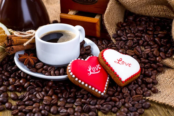 Taza de té negro y galletas en forma de corazón, para el día de San Valentín — Foto de Stock