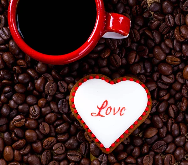 Чашка чорного чаю і печива у формі серця, на день Святого Валентина — стокове фото