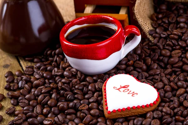 Tasse de thé noir et biscuits en forme de coeur, pour la Saint-Valentin — Photo