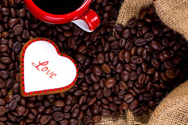 Tasse de thé noir et biscuits en forme de coeur, pour la Saint-Valentin — Photo