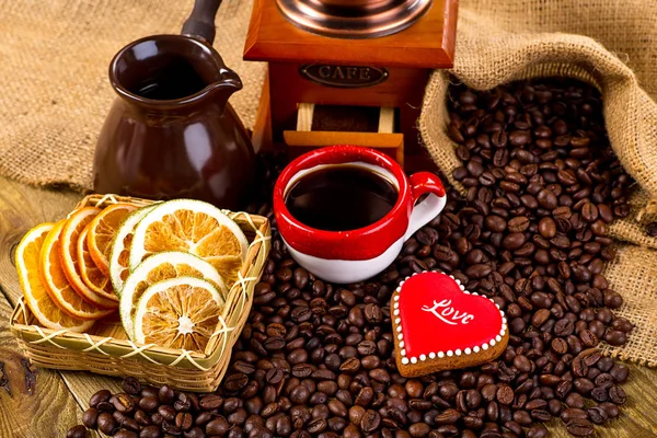 Tazza di tè nero e biscotti a forma di cuore, per San Valentino — Foto Stock