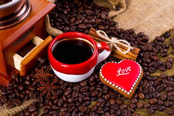 Tasse schwarzer Tee und herzförmige Kekse für den Valentinstag — Stockfoto