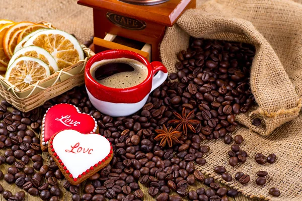 Xícara de chá preto e biscoitos em forma de coração, para o dia dos namorados — Fotografia de Stock