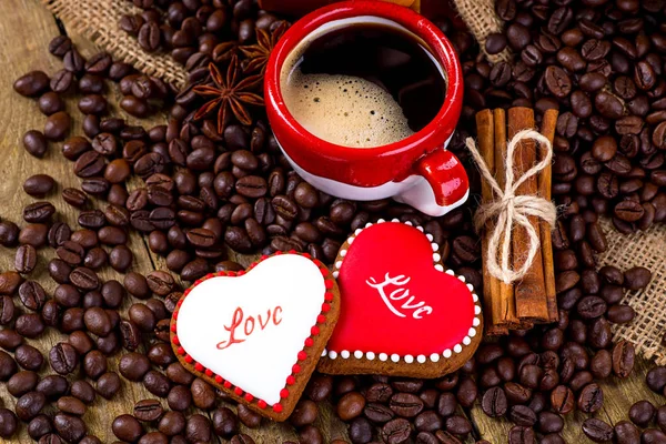 Taza de té negro y galletas en forma de corazón, para el día de San Valentín — Foto de Stock