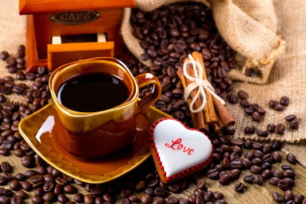 Tasse de thé noir et biscuits en forme de coeur, pour la Saint-Valentin — Photo