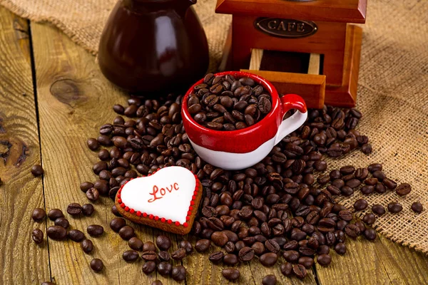 Tazza di tè nero e biscotti a forma di cuore, per San Valentino — Foto Stock