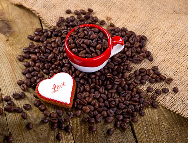 Чашка черного чая и печенья в форме сердца на день Святого Валентина — стоковое фото