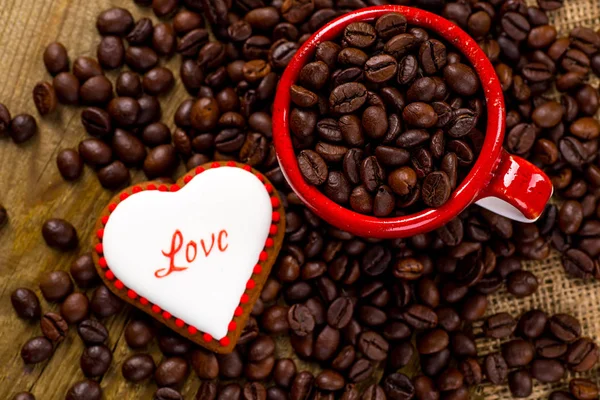 Tazza di tè nero e biscotti a forma di cuore, per San Valentino — Foto Stock