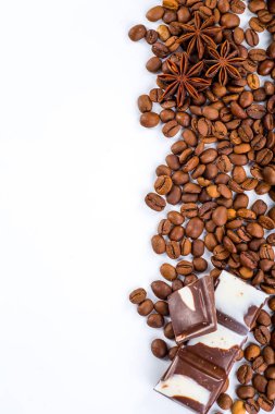 Kahve çekirdekleri kopya alanı için beyaz arka plan ile.