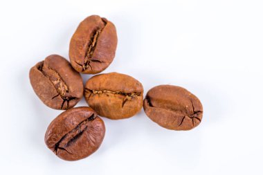 Kahve çekirdekleri kopya alanı için beyaz arka plan ile.