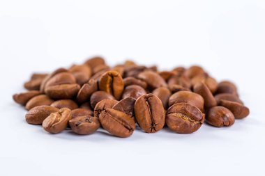 Kahve çekirdekleri kopya alanı için beyaz arka plan ile.