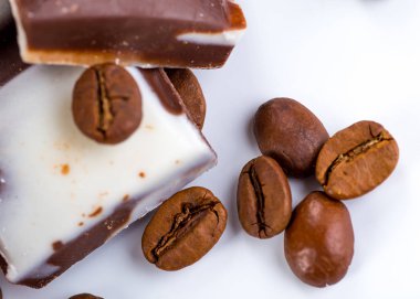 Fincan kahve ve fasulye ile beyaz bir backg üzerinde lezzetli acıbadem kurabiyesi