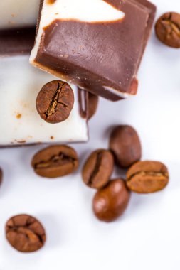 Beyaz arka planda kahve fincanı ve fasulye..