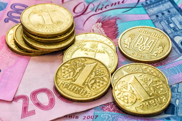 Ukrainska pengar - mynt och hryvnia — Stockfoto