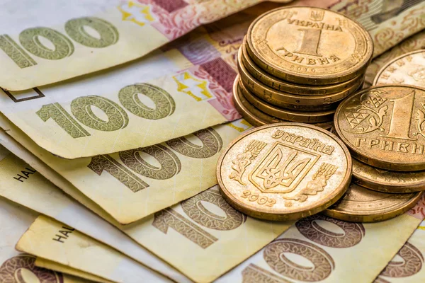 Ukrainska pengar - mynt och hryvnia — Stockfoto