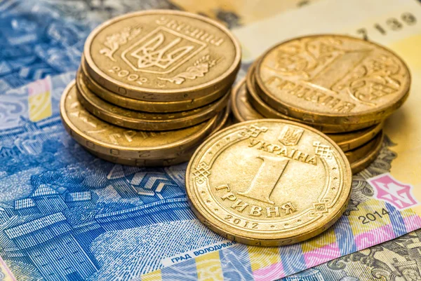 Украинские деньги - монета и гривна — стоковое фото