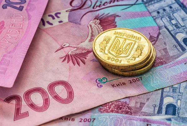 Dinero ucraniano - moneda y hryvnia — Foto de Stock