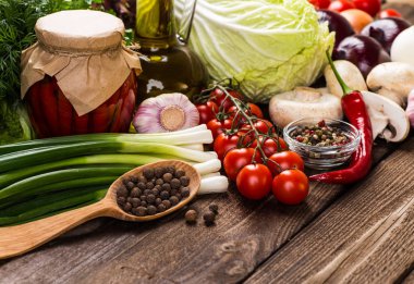 Sebze ahşap üzerine. Biyo sağlıklı gıda, otlar ve baharatlar.