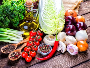 Sebze ahşap üzerine. Biyo sağlıklı gıda, otlar ve baharatlar.