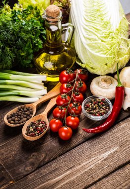 Sebze ahşap üzerine. Biyo sağlıklı gıda, otlar ve baharatlar.