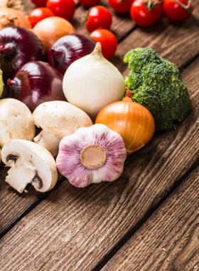 Sebze ahşap üzerine. Biyo sağlıklı gıda, otlar ve baharatlar.