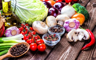 Sebze ahşap üzerine. Biyo sağlıklı gıda, otlar ve baharatlar.