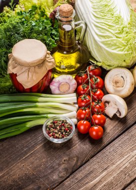 Sebze ahşap üzerine. Biyo sağlıklı gıda, otlar ve baharatlar.