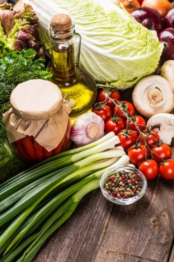 Sebze ahşap üzerine. Biyo sağlıklı gıda, otlar ve baharatlar.