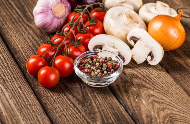 Sebze ahşap üzerine. Biyo sağlıklı gıda, otlar ve baharatlar.