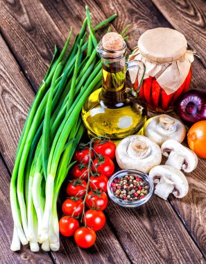 Sebze ahşap üzerine. Biyo sağlıklı gıda, otlar ve baharatlar.