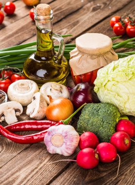 Sebze ahşap üzerine. Biyo sağlıklı gıda, otlar ve baharatlar.