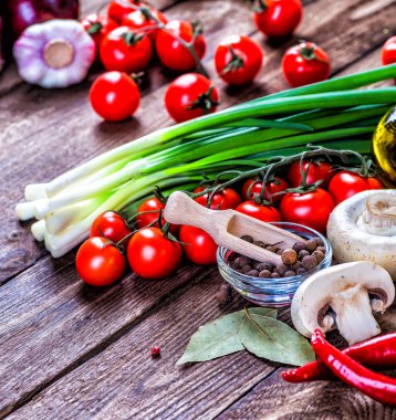 Sebze ahşap üzerine. Biyo sağlıklı gıda, otlar ve baharatlar.