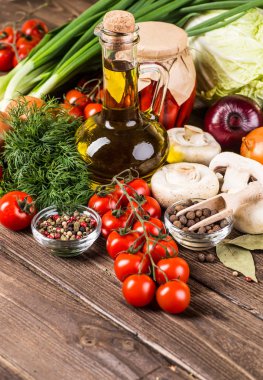 Sebze ahşap üzerine. Biyo sağlıklı gıda, otlar ve baharatlar.