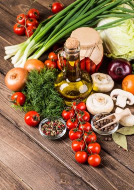 Sebze ahşap üzerine. Biyo sağlıklı gıda, otlar ve baharatlar.