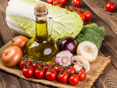 Sebze ahşap üzerine. Biyo sağlıklı gıda, otlar ve baharatlar.