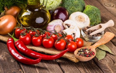 Sebze ahşap üzerine. Biyo sağlıklı gıda, otlar ve baharatlar.