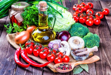 Sebze ahşap üzerine. Biyo sağlıklı gıda, otlar ve baharatlar.