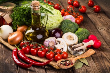 Sebze ahşap üzerine. Biyo sağlıklı gıda, otlar ve baharatlar.