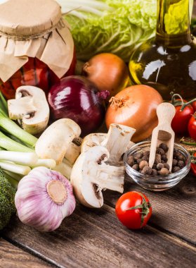 Sebze ahşap üzerine. Biyo sağlıklı gıda, otlar ve baharatlar.