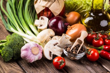 Sebze ahşap üzerine. Biyo sağlıklı gıda, otlar ve baharatlar.