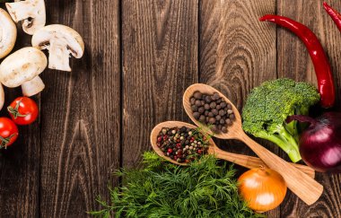 Sebze ahşap üzerine. Biyo sağlıklı gıda, otlar ve baharatlar.